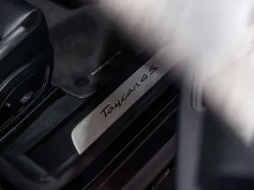 PORSCHE Taycan 4S Cross Turismo - Passenger Display