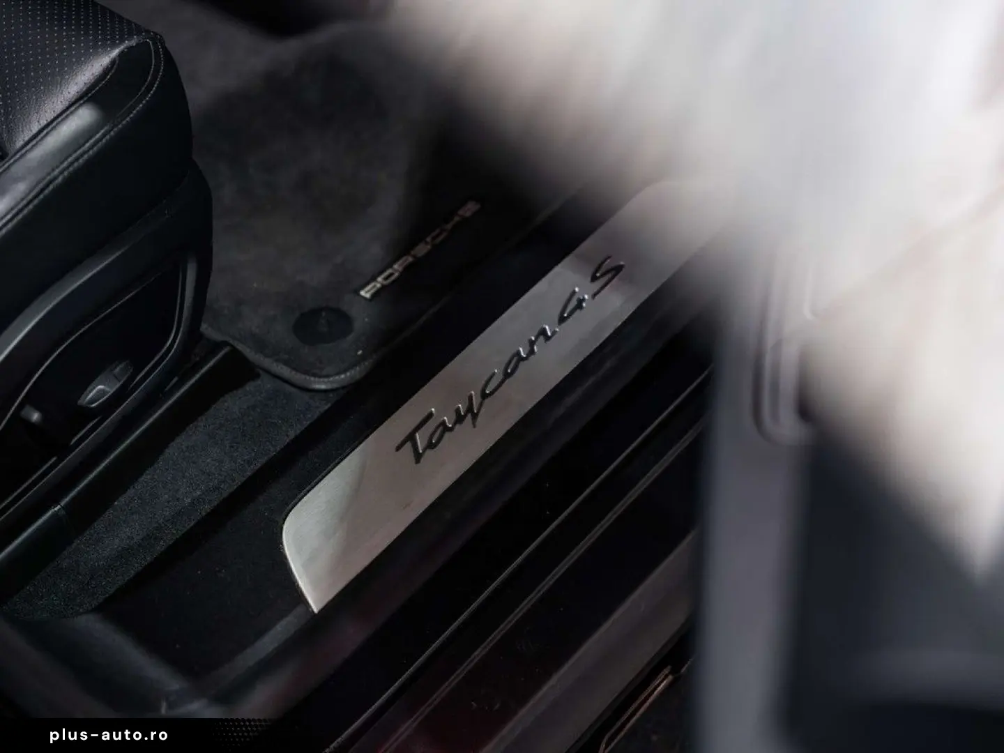 PORSCHE Taycan 4S Cross Turismo - Passenger Display