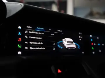 PORSCHE Taycan 4S Cross Turismo - Passenger Display