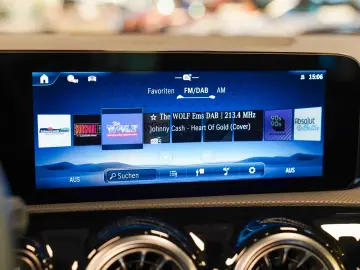 Mercedes-Benz CLA 250 e AMG Line Pano CarPlay