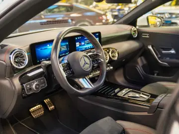 Mercedes-Benz CLA 250 e AMG Line Pano CarPlay