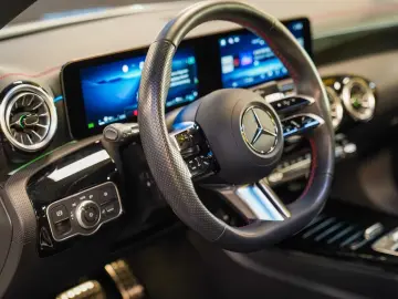 Mercedes-Benz CLA 250 e AMG Line Pano CarPlay
