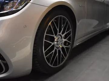 Mercedes-Benz S 63 AMG 5.5 V8 585 CP