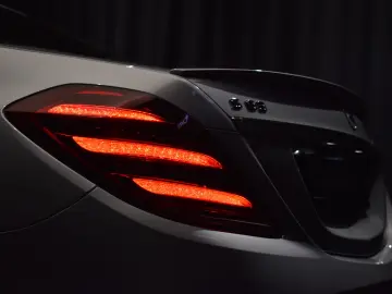 Mercedes-Benz S 63 AMG 5.5 V8 585 CP