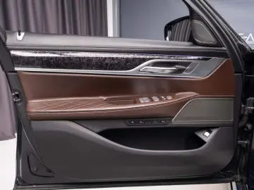 BMW Seria 7 750i xDrive