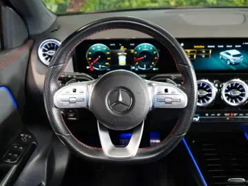 Mercedes-Benz GLA 250 4M AMG PANO LED