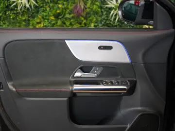 Mercedes-Benz GLA 250 4M AMG PANO LED