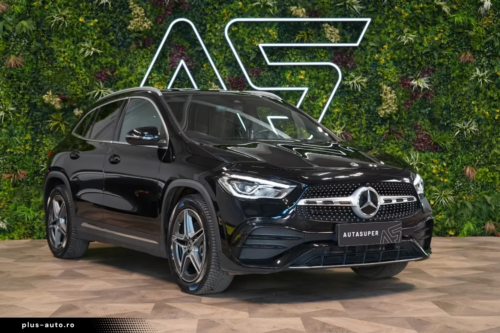 Mercedes-Benz GLA 250 4M AMG PANO LED