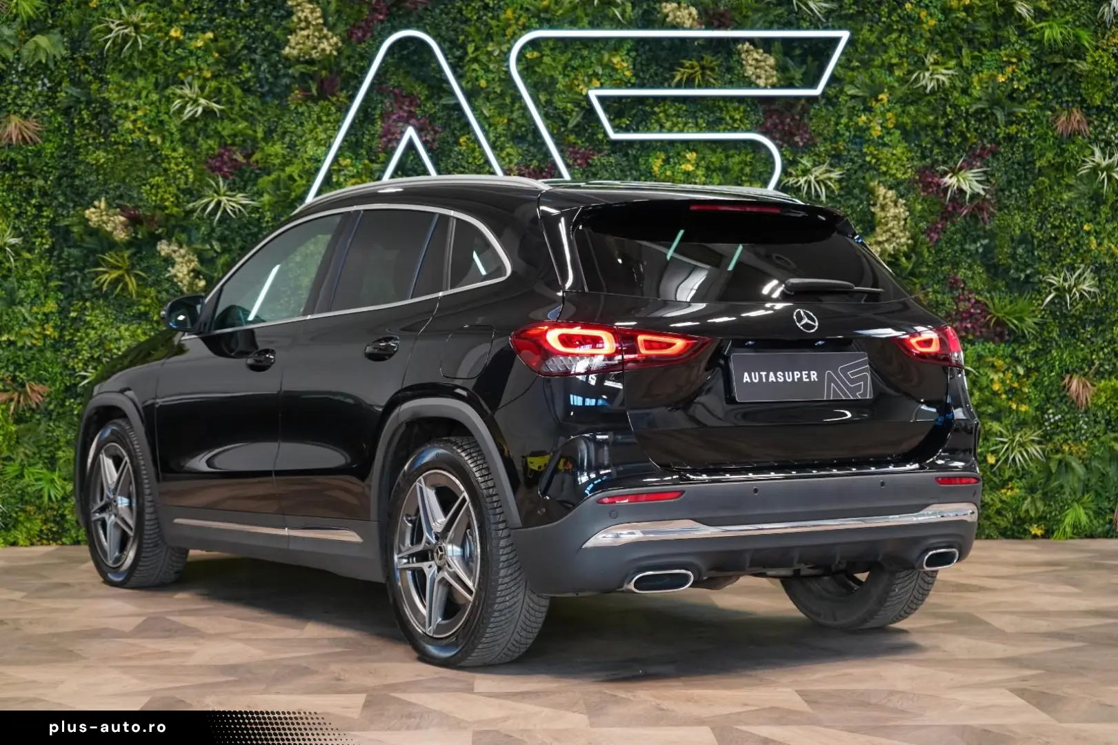 Mercedes-Benz GLA 250 4M AMG PANO LED