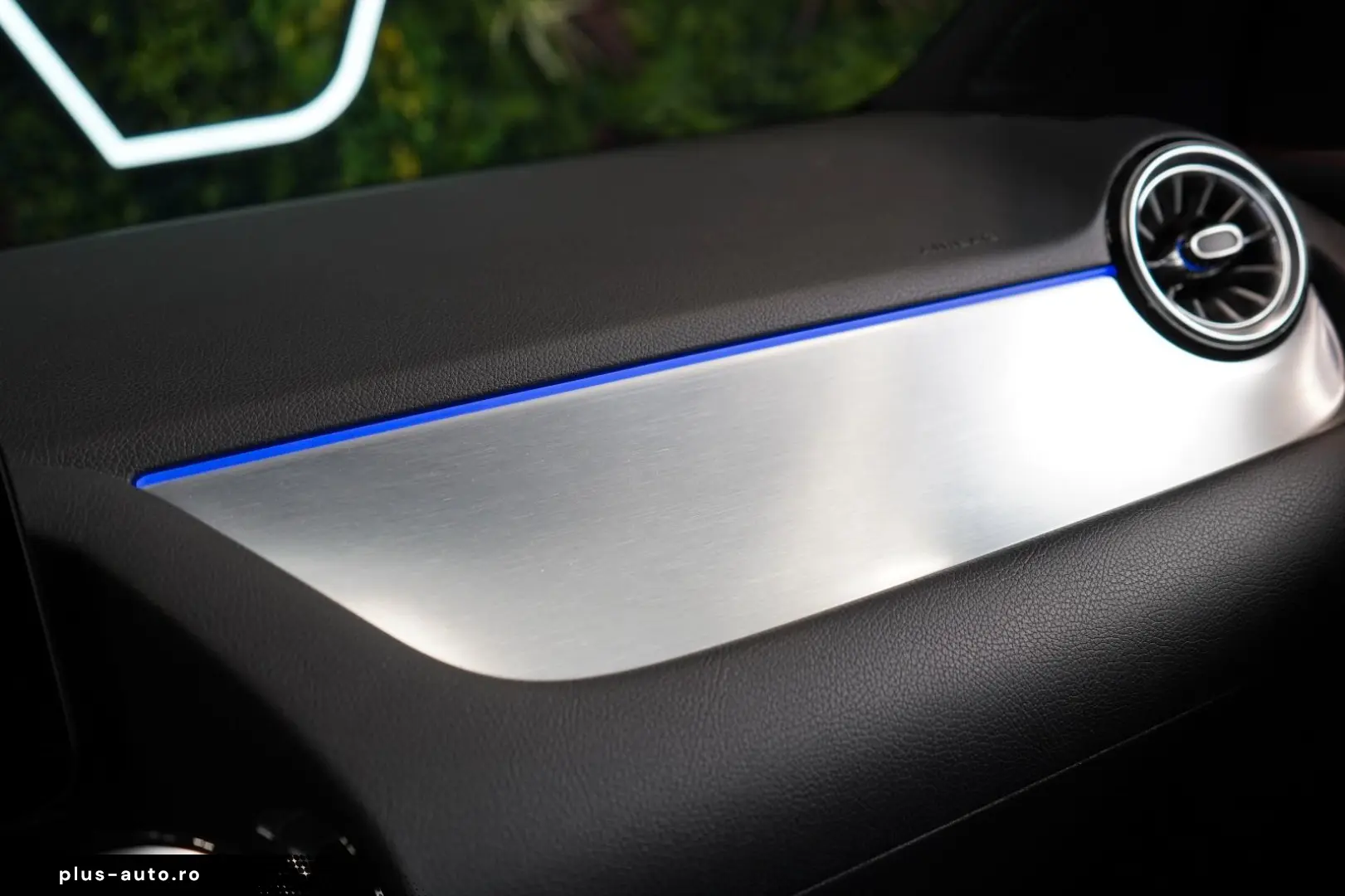 Mercedes-Benz GLA 250 4M AMG PANO LED