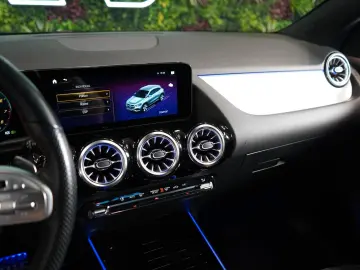 Mercedes-Benz GLA 250 4M AMG PANO LED