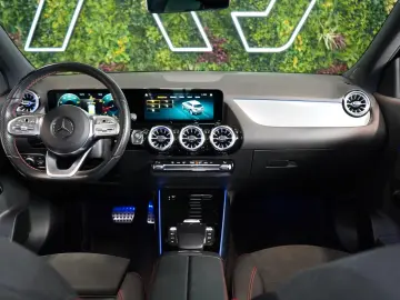 Mercedes-Benz GLA 250 4M AMG PANO LED