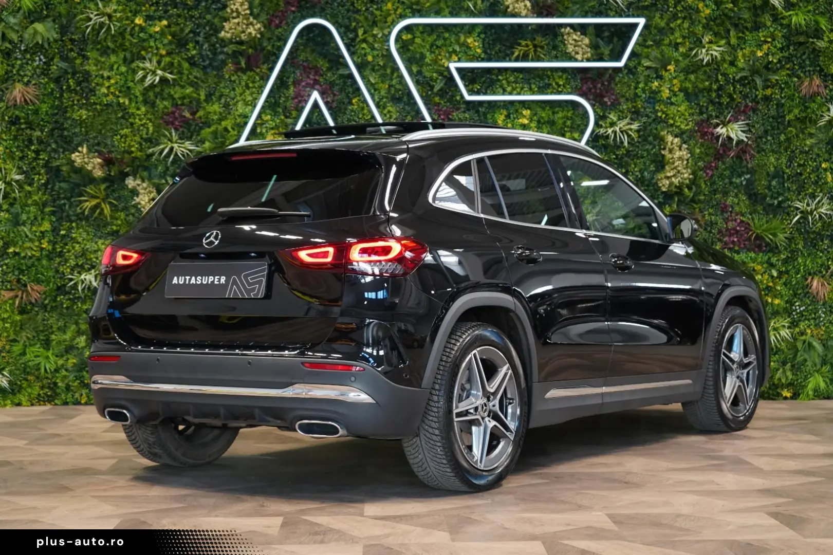 Mercedes-Benz GLA 250 4M AMG PANO LED