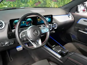 Mercedes-Benz GLA 250 4M AMG PANO LED