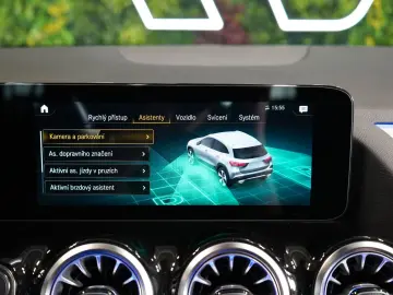 Mercedes-Benz GLA 250 4M AMG PANO LED