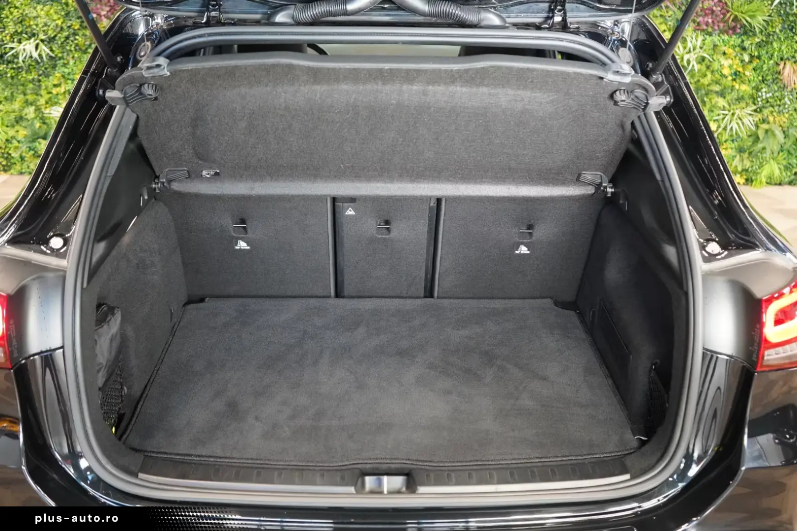 Mercedes-Benz GLA 250 4M AMG PANO LED