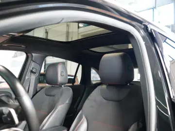 Mercedes-Benz GLA 250 4M AMG PANO LED