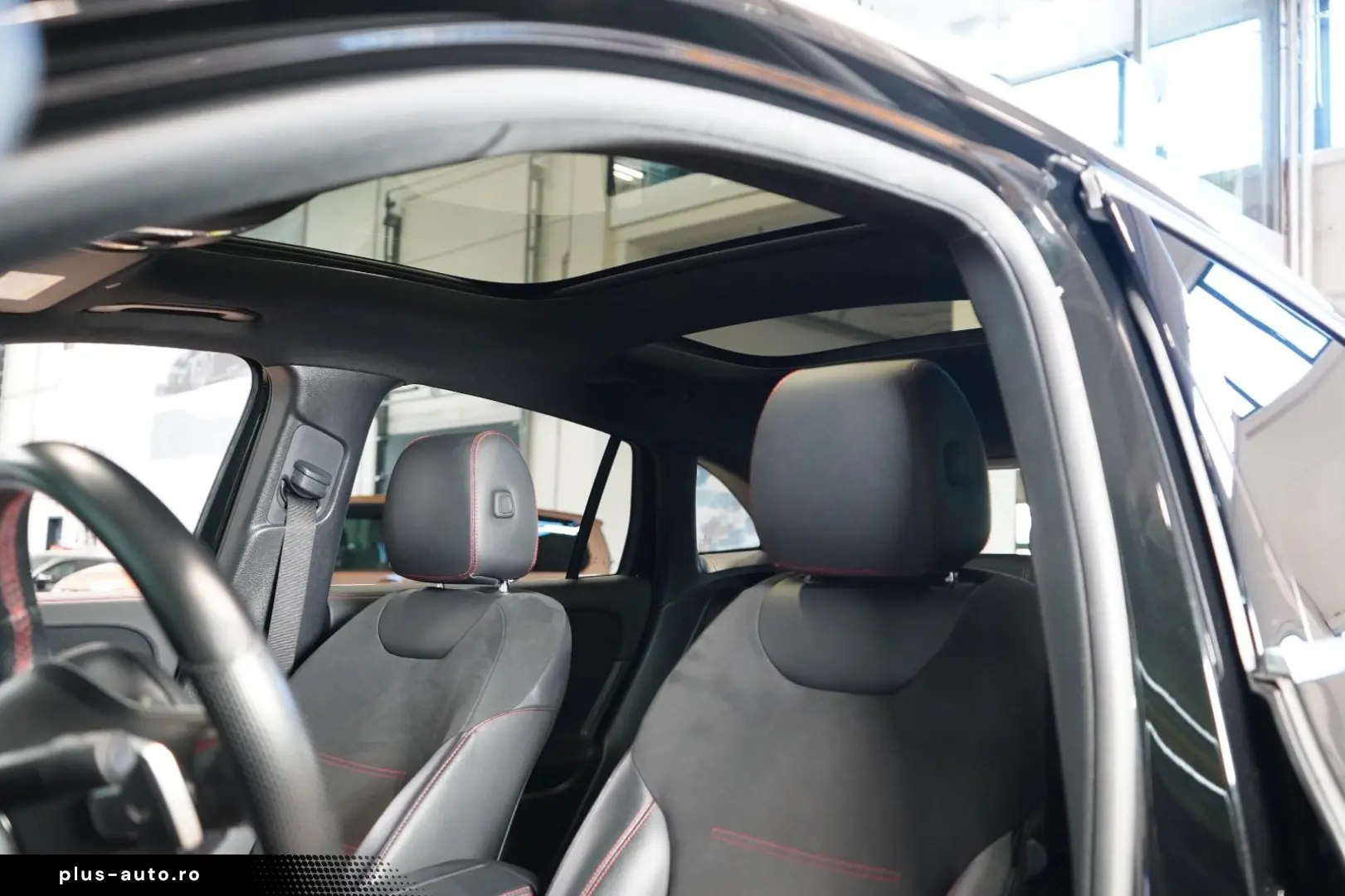 Mercedes-Benz GLA 250 4M AMG PANO LED