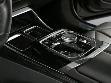 BMW 740d xDr. M Sport AHK ACC Panorama Standh 21Zoll