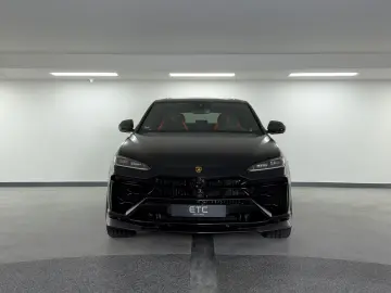 LAMBORGHINI Urus 4.0 V8 SE  NOVITEC AKRAPOVIC