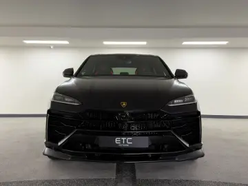 LAMBORGHINI Urus 4.0 V8 SE  NOVITEC AKRAPOVIC