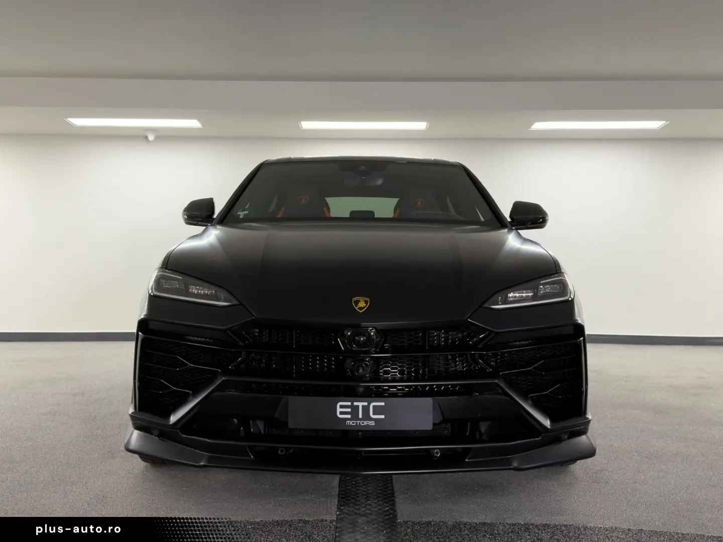 LAMBORGHINI Urus 4.0 V8 SE  NOVITEC AKRAPOVIC