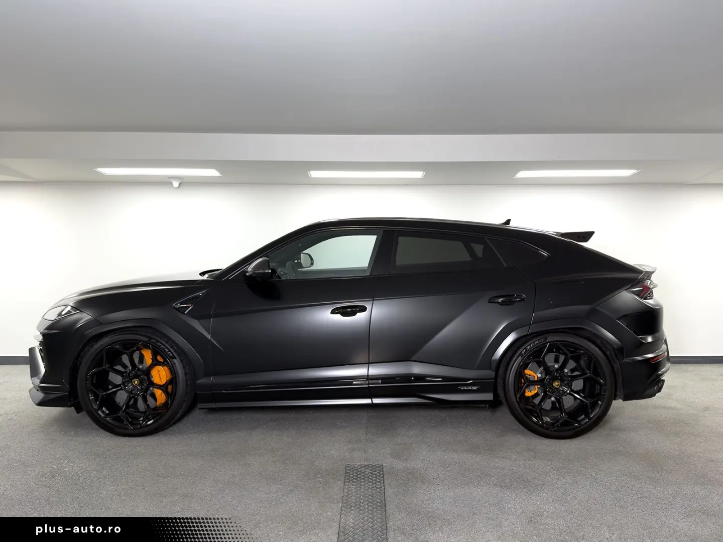 LAMBORGHINI Urus 4.0 V8 SE  NOVITEC AKRAPOVIC