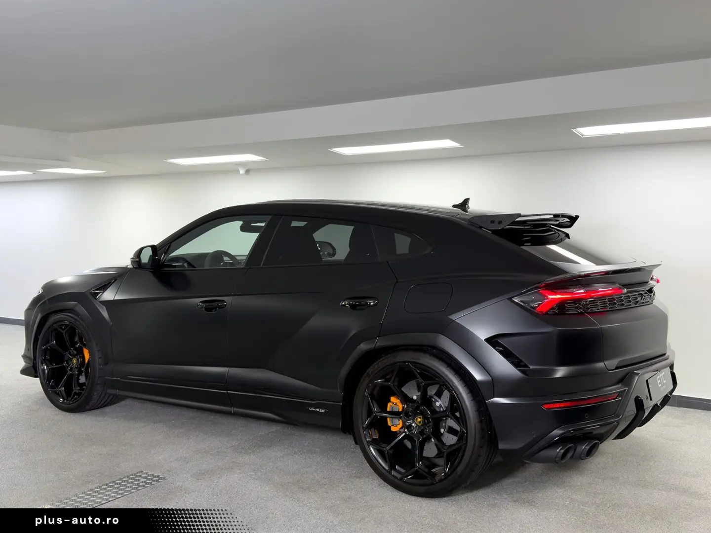 LAMBORGHINI Urus 4.0 V8 SE  NOVITEC AKRAPOVIC