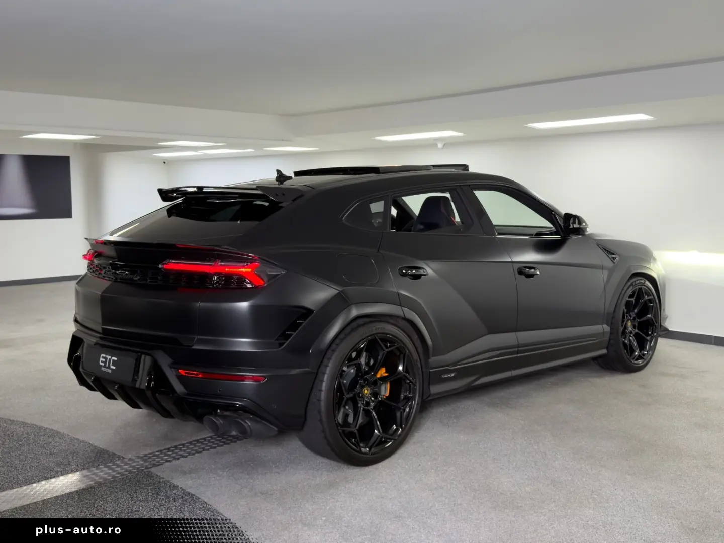LAMBORGHINI Urus 4.0 V8 SE  NOVITEC AKRAPOVIC