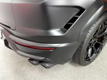 LAMBORGHINI Urus 4.0 V8 SE  NOVITEC AKRAPOVIC