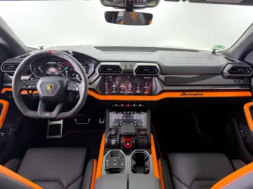 LAMBORGHINI Urus 4.0 V8 SE  NOVITEC AKRAPOVIC