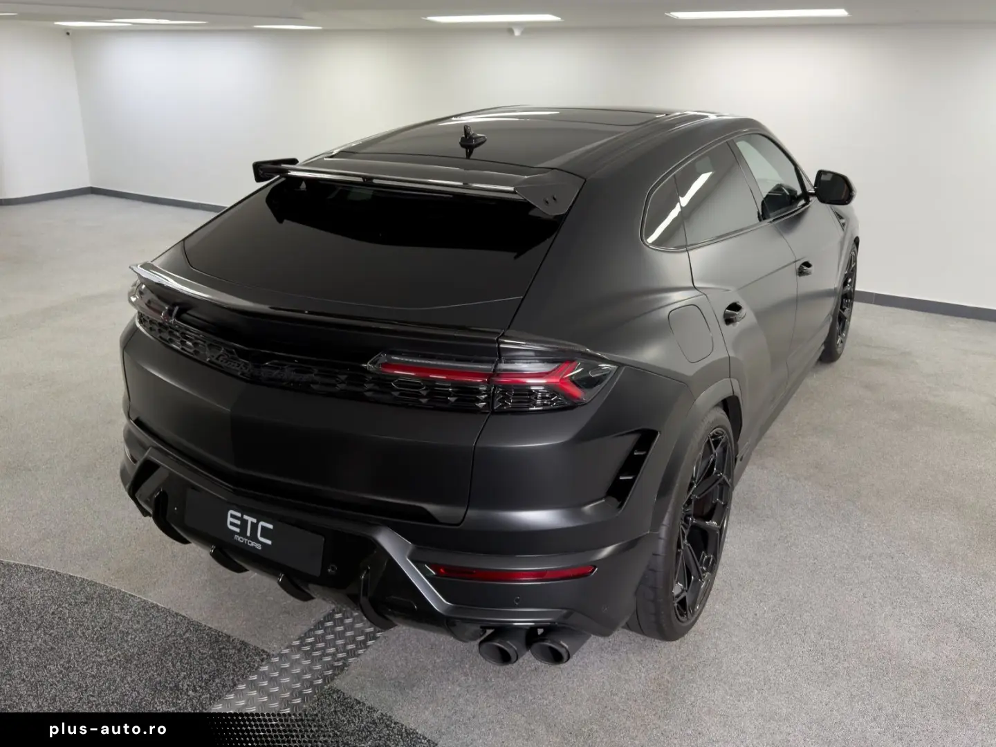 LAMBORGHINI Urus 4.0 V8 SE  NOVITEC AKRAPOVIC