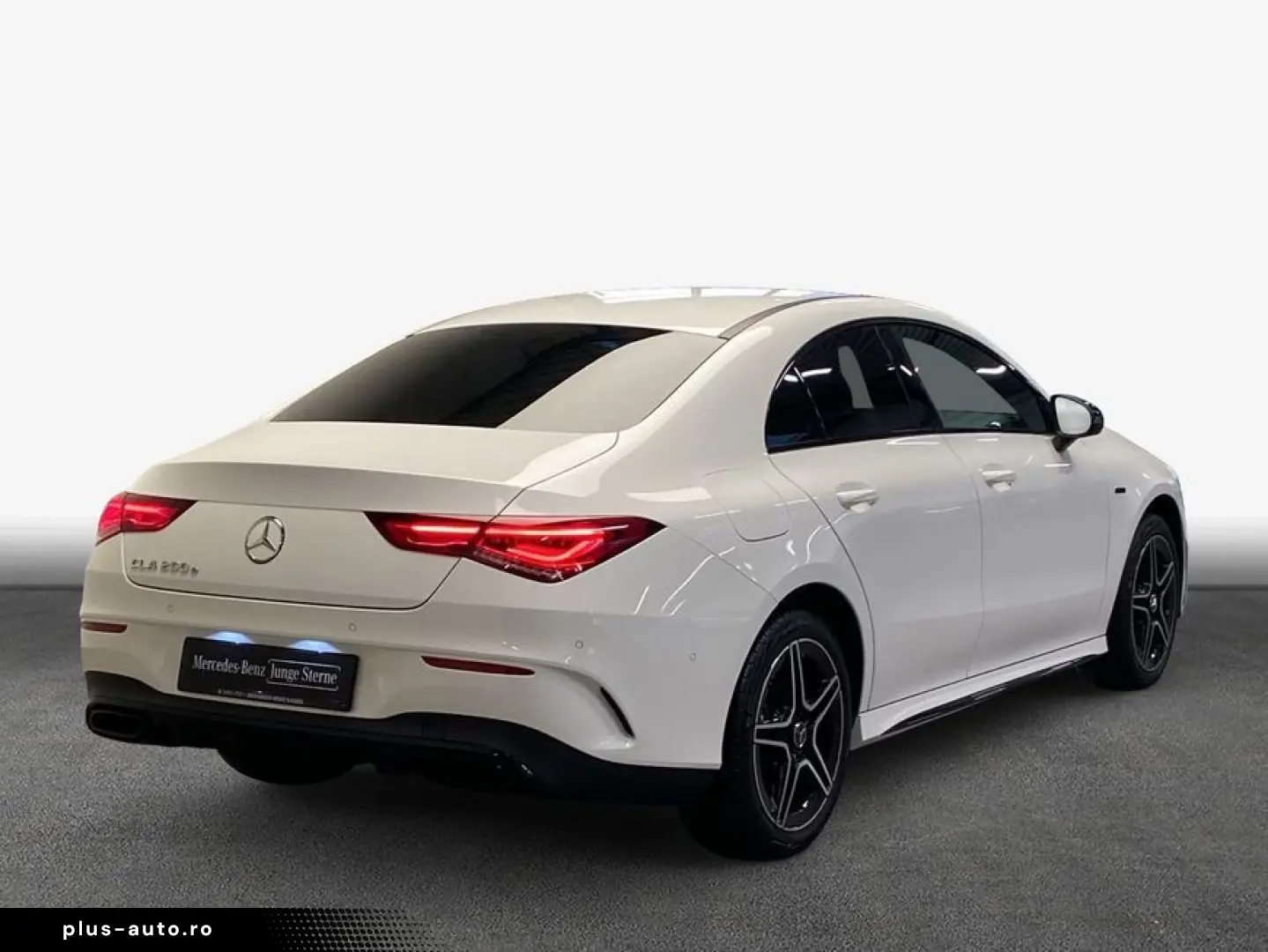 MERCEDES-BENZ CLA 250 e AMG MBUX LED Kam Park CarPlay