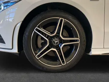 MERCEDES-BENZ CLA 250 e AMG MBUX LED Kam Park CarPlay