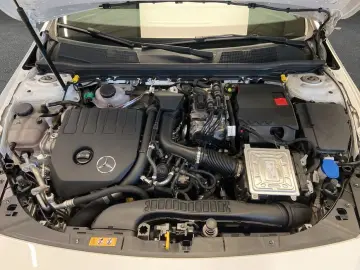 MERCEDES-BENZ CLA 250 e AMG MBUX LED Kam Park CarPlay