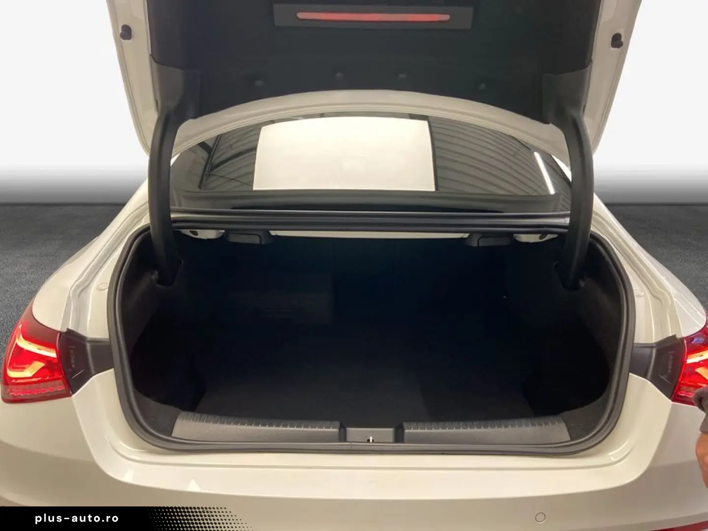 MERCEDES-BENZ CLA 250 e AMG MBUX LED Kam Park CarPlay