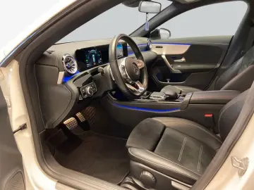 MERCEDES-BENZ CLA 250 e AMG MBUX LED Kam Park CarPlay