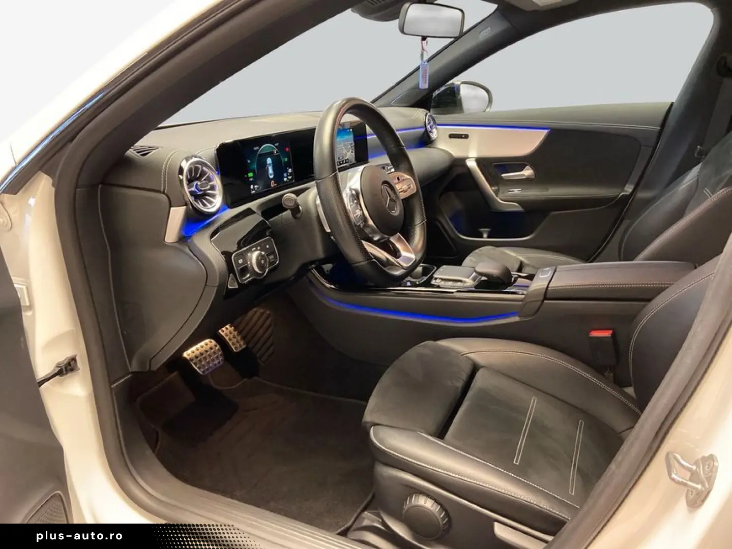 MERCEDES-BENZ CLA 250 e AMG MBUX LED Kam Park CarPlay