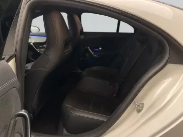 MERCEDES-BENZ CLA 250 e AMG MBUX LED Kam Park CarPlay