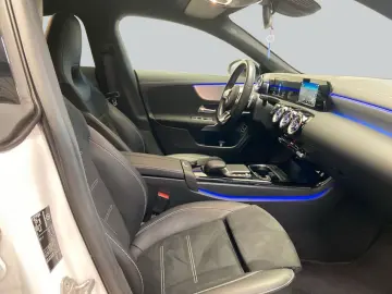MERCEDES-BENZ CLA 250 e AMG MBUX LED Kam Park CarPlay