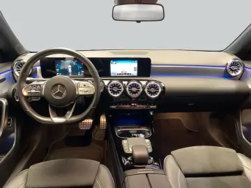 MERCEDES-BENZ CLA 250 e AMG MBUX LED Kam Park CarPlay