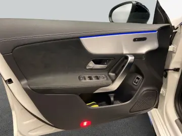 MERCEDES-BENZ CLA 250 e AMG MBUX LED Kam Park CarPlay