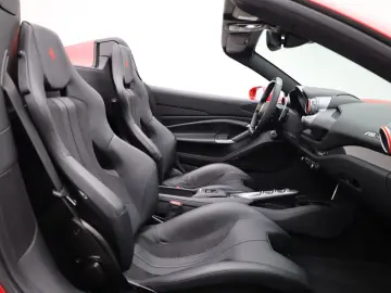 FERRARI F8 Spider ROSSO CORSA