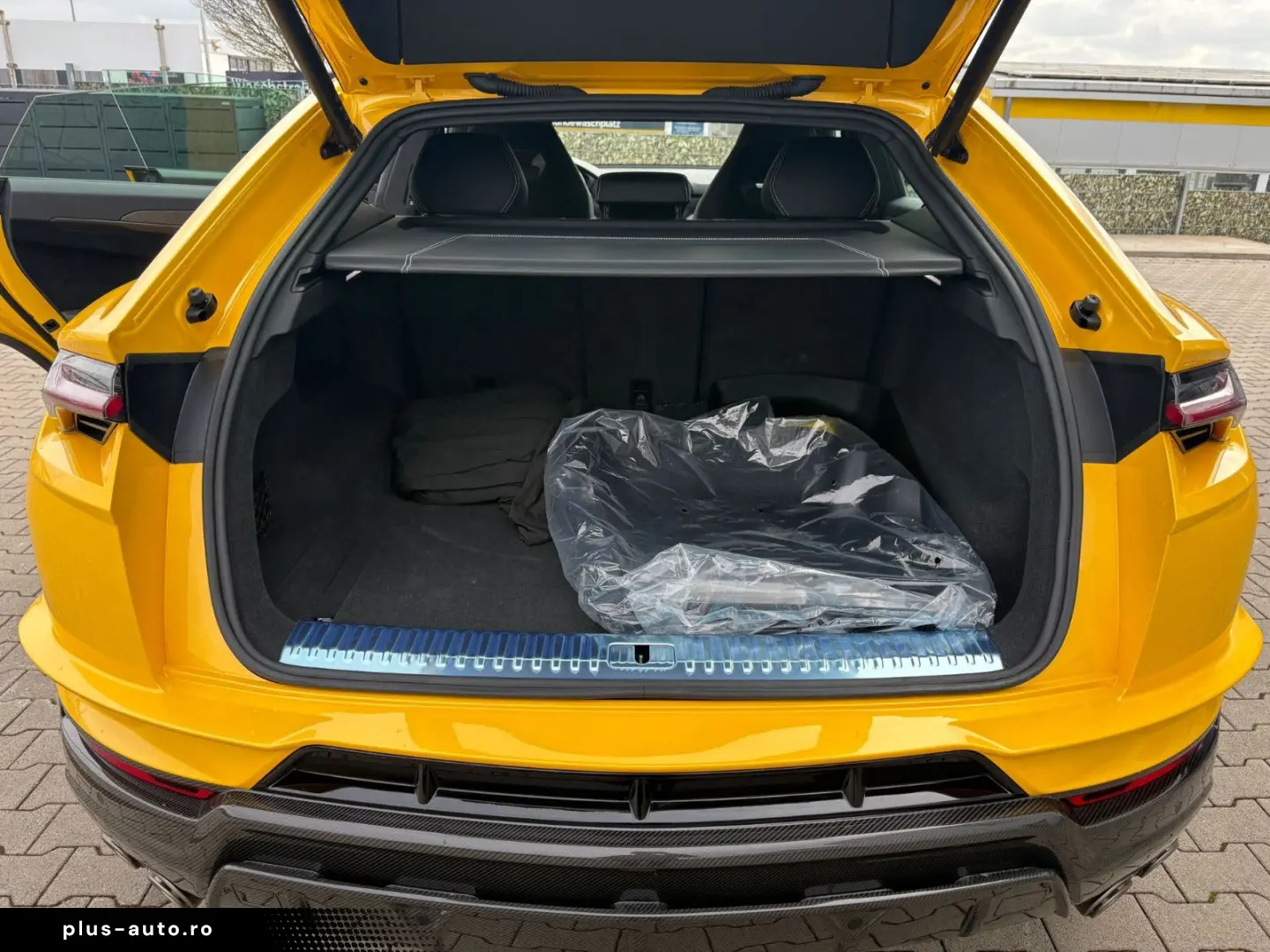 LAMBORGHINI Urus 4.0 V8 Performante 666PS full Carbon in out
