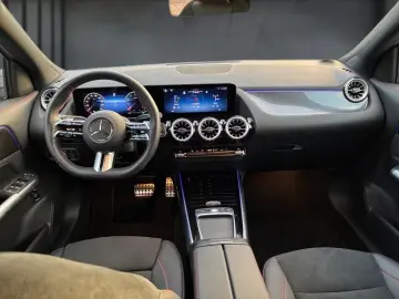 MERCEDES-BENZ GLA 220 4MATIC AMG LED DISTRONIC