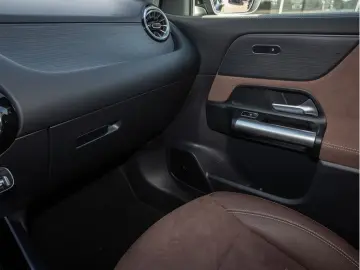 MERCEDES-BENZ GLA 220 4M AMG-Sport LED Cam Pano Night