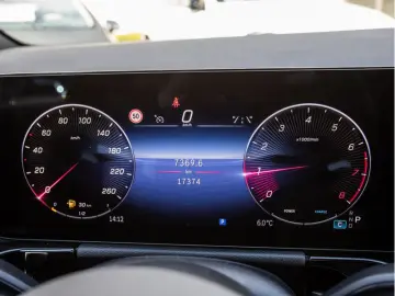 MERCEDES-BENZ GLA 220 4M AMG-Sport LED Cam Pano Night