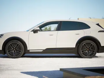 Porsche Cayenne Electric   Drive-Assist  AHK  BOSE