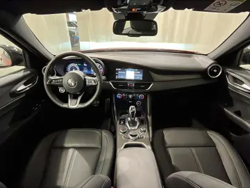 ALFA ROMEO Giulia 2.0 Ti Q4   MATRIX   18    LEDER