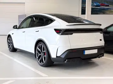 Tesla New Model Y RWD LongRange